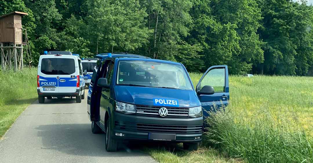 Die Tatorte und das nähere Umfeld werden nochmals genau nach möglichen Spuren untersucht (Foto: Polizeipräsidium Niederbayern)