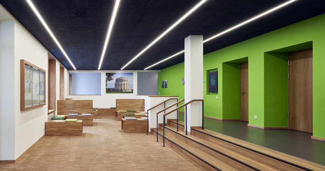 Der Saalbau des Amtsgerichts Kelheim - hier das Foyer - ist Teil der Architektouren 2022.  (Foto: Rolf Sturm/Staatliches Bauamt Landshut)