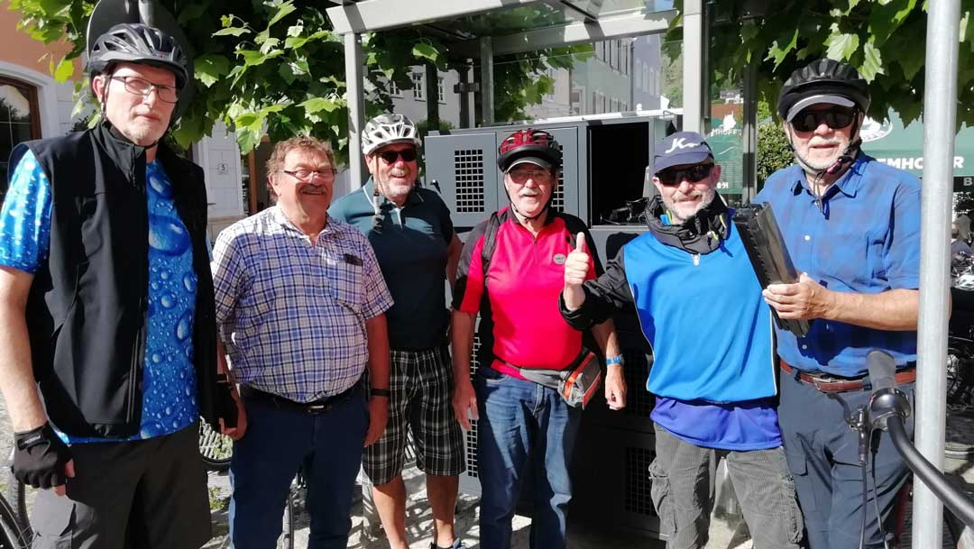 Der Freundeskreis aus Schifferstadt war im Altmühltal auf Radtour und weihte sozusagen die neue Ladestation ein (Foto: Tourismusteam Stadt Riedenburg)