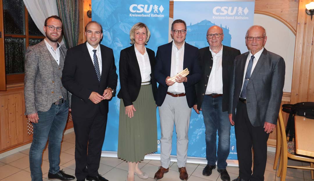 CSU-Generalsekretär Dr. Martin Huber (3.v.r.) war zu Gast bei der Kreisdelegiertenversammlung der CSU im Landkreis Kelheim in Hausen. (Foto: Stefan Scheuerer)