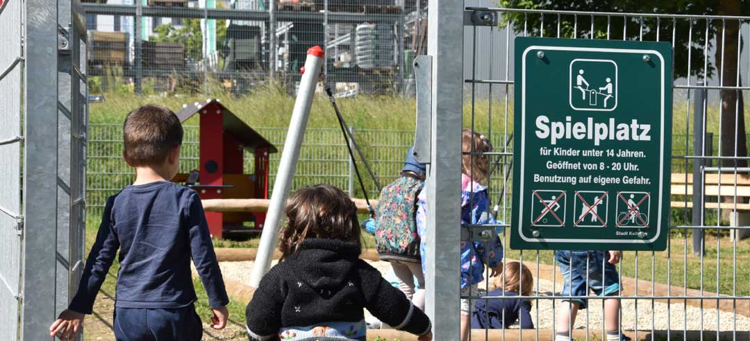Kinder „erobern“ den neuen Spielplatz im Donaupark. (Foto: Lukas Sendtner/Landratsamt Kelheim)