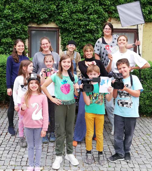 Initiatoren und Initiatorinnen mit den Teilnehmer.innen des Medienprojekts des Jugendtreffs Bad Abbach (Foto: Wahode/Marktgemeinde Bad Abbach)
