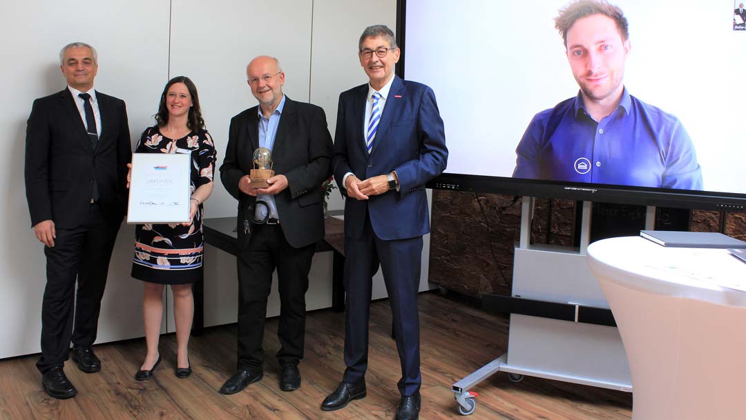Prof. Dr. Michael Auer (li.) übergab den „Seifriz“-Preis zusammen mit Dr. Georg Haber (4. v.li.) an Petra Jeske, Walter Krug und Prof. Dr. Andreas Dengel (re.). (Foto: Bytschenko/HWK)