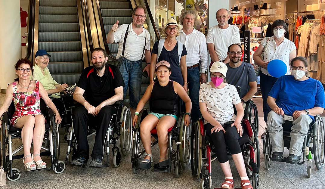 Teilnehmer und Trainer des Trainings mit Schirmherrin des Rollstuhltrainings, Anja König (links im Bild im Rollstuhl) - Vorsitzende der SPD-Stadtratsfraktion. (Foto: EUTB)
