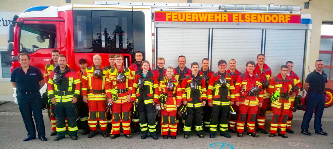 Die Teilnehmerinnen und Teilnehmer des 2. Atemschutzgeräte-trägerlehrgangs in Elsendorf (Foto: Andreas Groß)