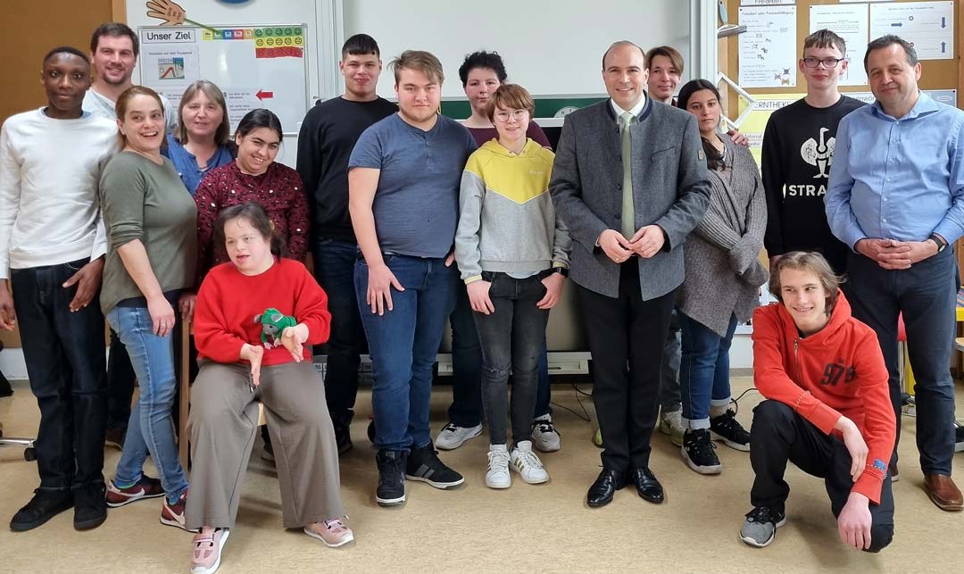 Bundestagsabgeordneter Florian Oßner (5.v.r.) sprach mit den Schülern und Lehrern der Cabrini-Schule über ihre Reise nach Berlin. (Foto: Maria Rohrmeier)
