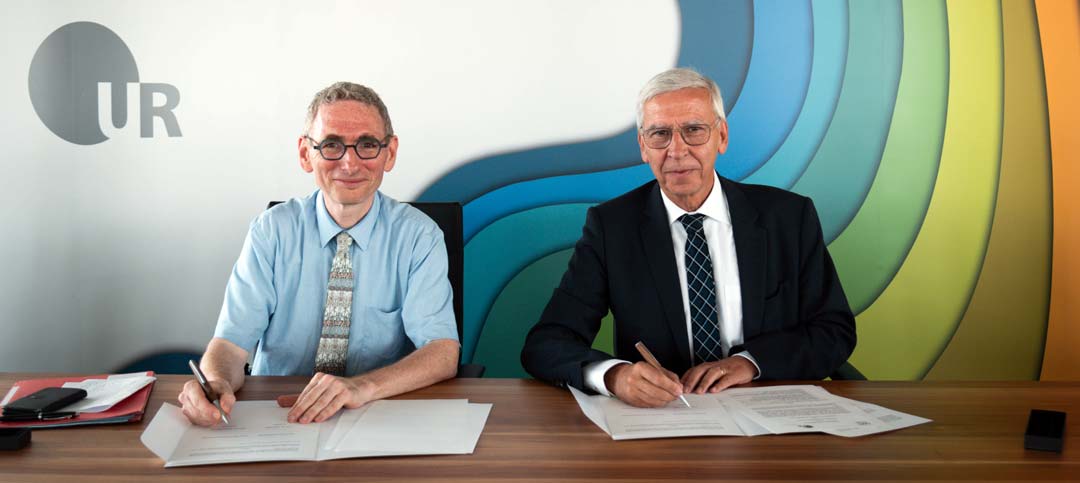 UCA-Präsident Prof. Dr. Mathias Bernard und UR-Präsident Prof. Dr. Udo Hebel bei der Unterzeichnung der Strategischen Partnerschaft. (Foto: © Julia Dragan/Universität Regensburg)