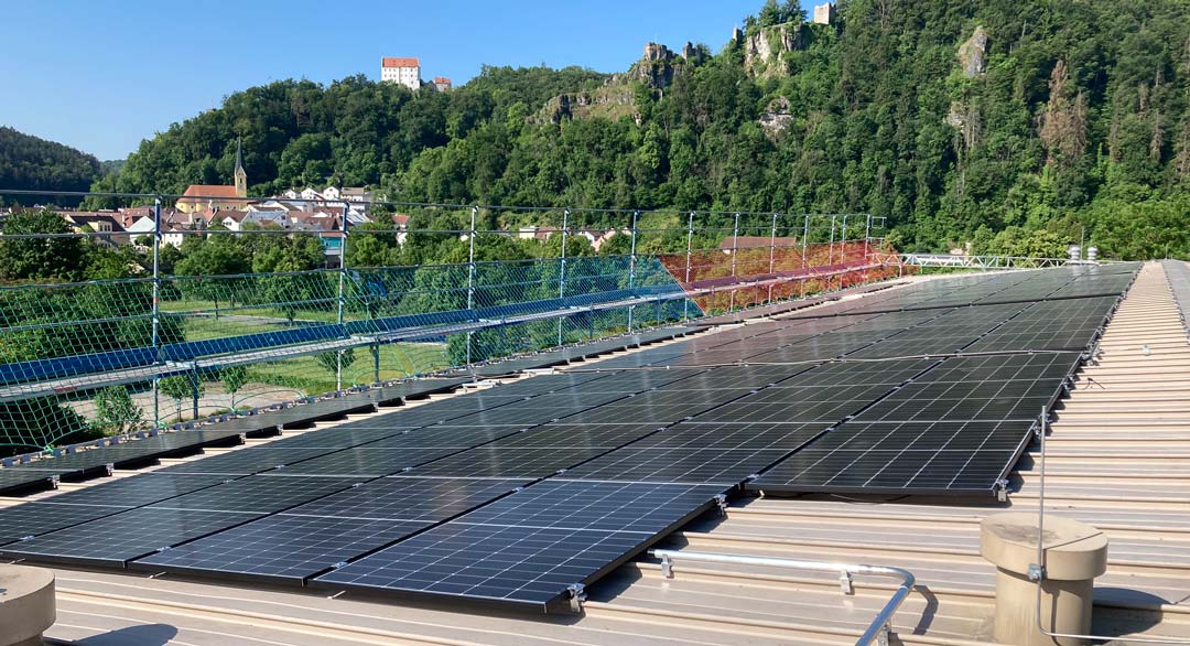 Photovoltaikanlage auf dem Dach der Johann-Simon-Mayr-Schule / Staatliche Realschule Riedenburg (Foto: Landratsamt Kelheim, Liegenschaftsverwaltung)