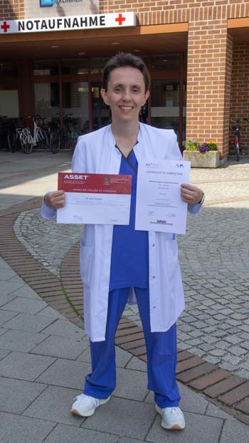 Dr. Anke Wanger mit Zertifikat (Foto: Harald Heckl / ITK)