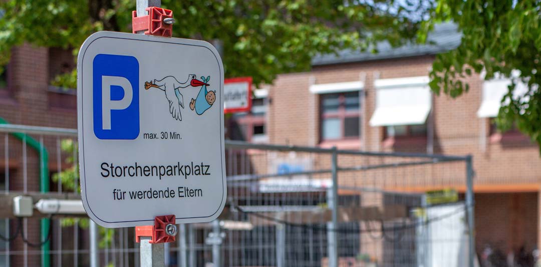 Storchenparkplatz vor Haupteingang der Ilmtalklinik (Foto: Harald Heckl/Ilmtalklinik)