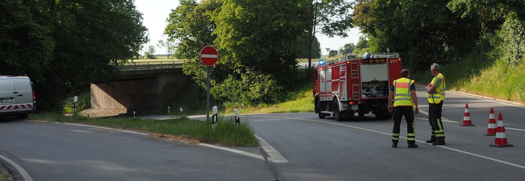 Die Auffahrt zur B 16 Richtung Kelheim wurde von der Feuerwehr im Rahmen des Großeinsatzes gesperrt (Foto: br-medienagentur)