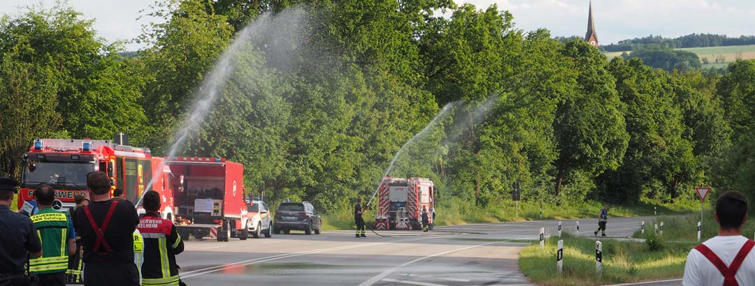 Die Feuerwehren beregneten einen Teil der B 16, um Nassproben zu ermöglichen (Foto: br-medienagentur)