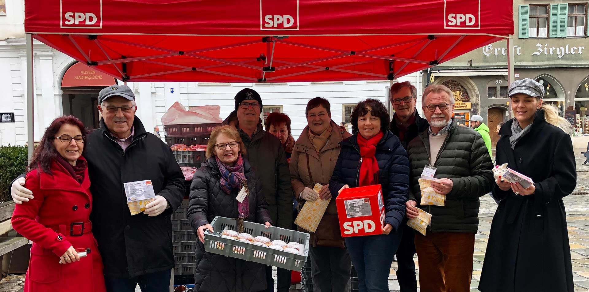Die Stadt- und Kreisräte der Landshuter SPD machten mit ihrer Krapfenaktion auf die Situation der Frauenhäuser in Landshut aufmerksam (Foto: SPD-Landshut)
