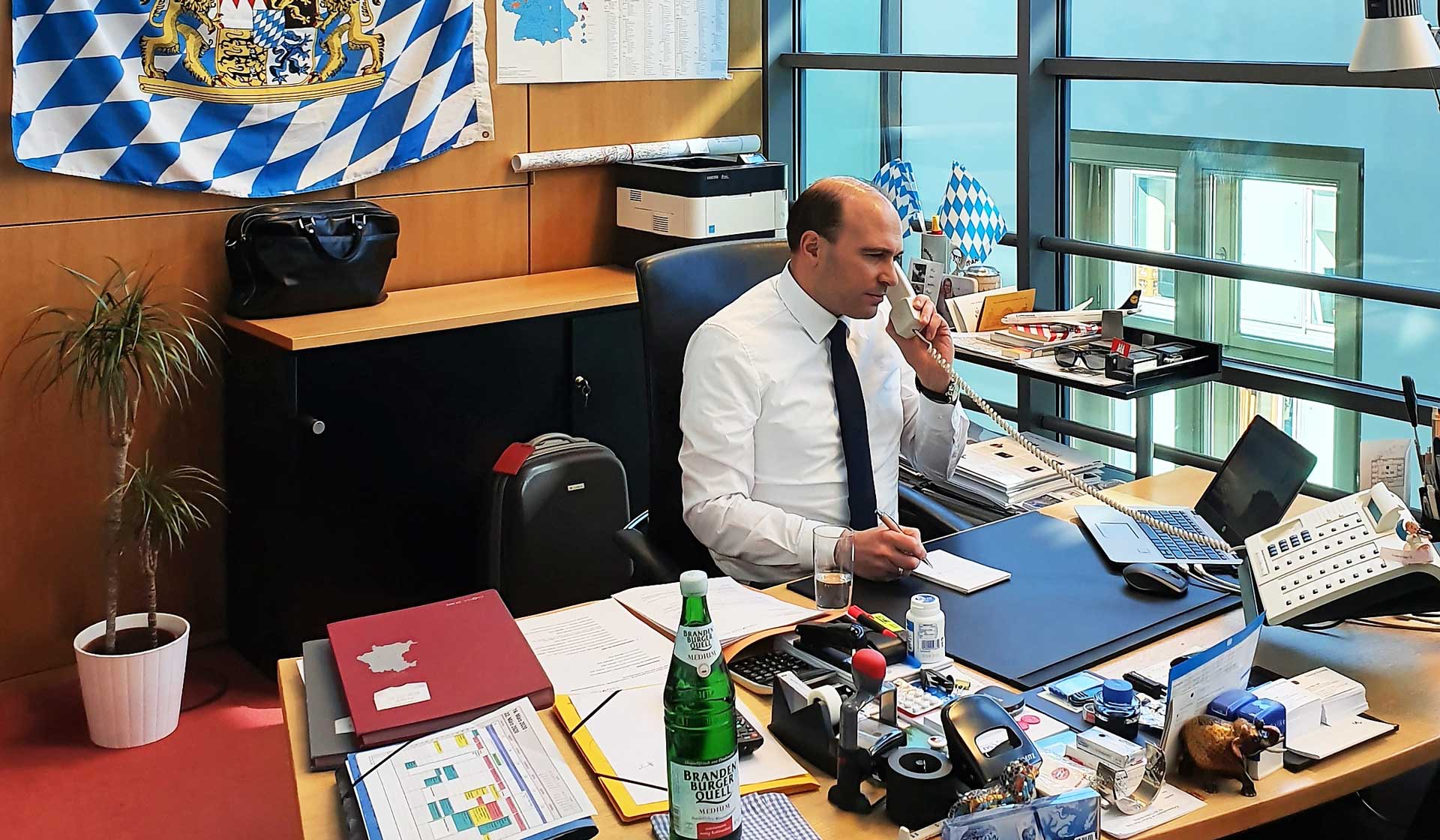 Die Corona-Problematik zwingt die Abgeordneten, via Telefon und E-Mail die Probleme zu lösen. Die Anfragenflut ist momentan gewaltig beim Bundestagsabgeordneten Florian Oßner. (Foto: Bragulla)