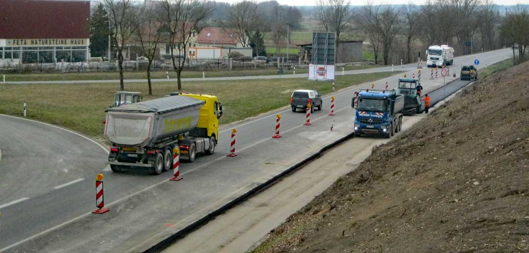 Die provisorische Verbreiterung der B 16 ist mittlerweile abgeschlossen, nun können die eigentlichen Arbeiten zur Optimierung der Anschlussstelle Abensberg-Gaden starten. (Foto: Tobias Nagler/Staatliches Bauamt Landshut)