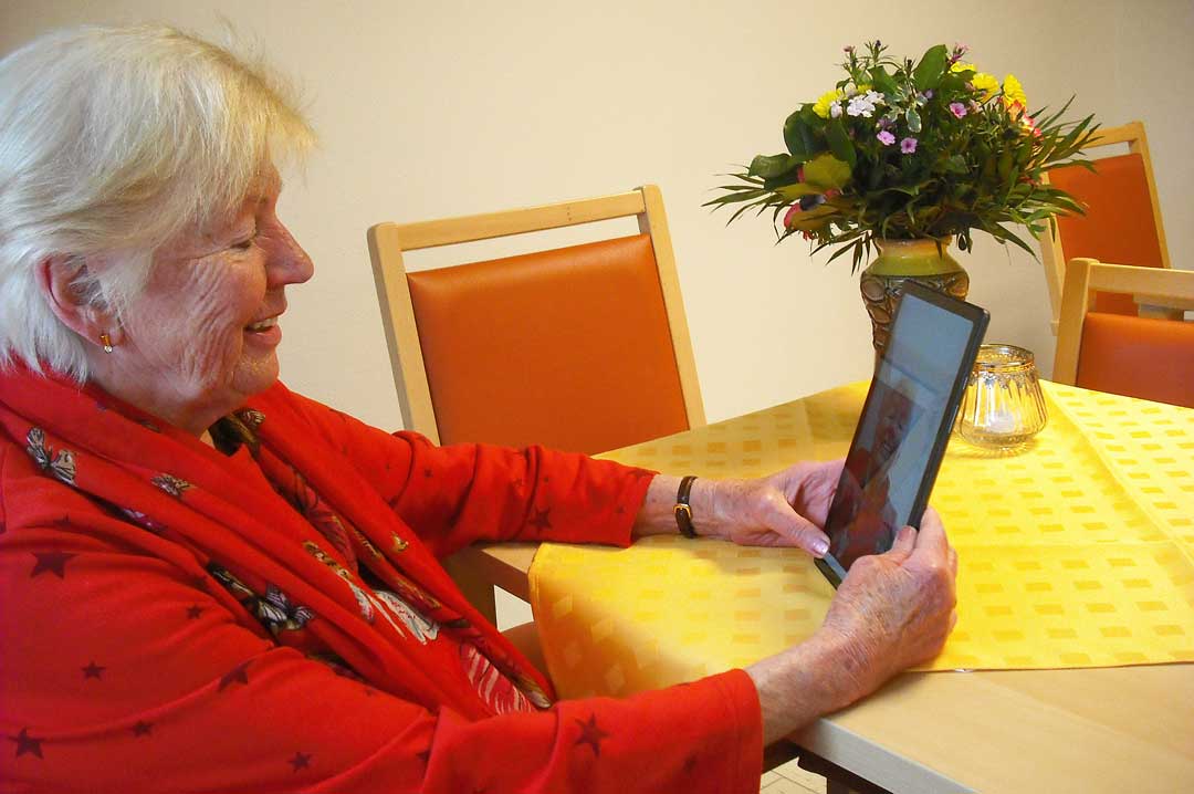 Eine Bewohnerin im Pflege- und Betreuungszentrum Burgenblick in Riedenburg testet das neue Tablet. (Foto: Norbert Ipfelkofer, Einrichtungsleiter)