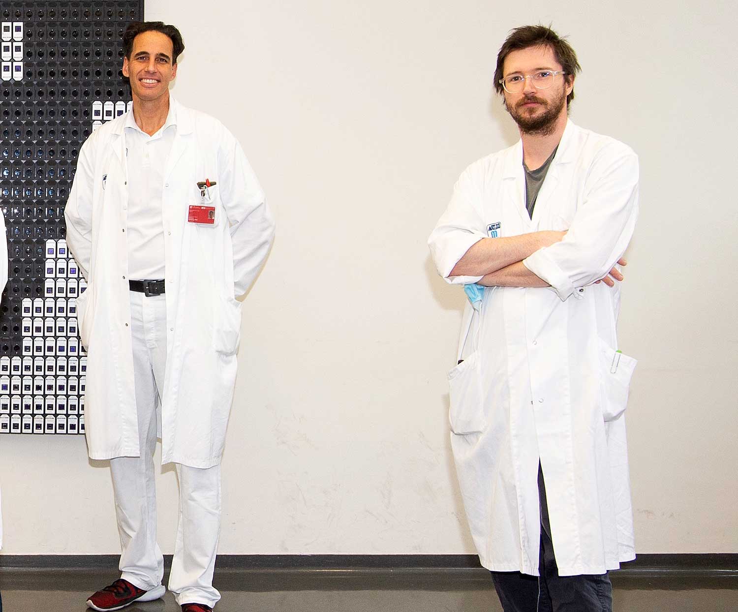 Eine Forschungsgruppe um die Mediziner Manfred Hecking (links) und Roman Reindl-Schwaighofer hat die Zusammenhänge von Coronavirusinfektionen und Blutdruck untersucht und dabei ermutigende Erkenntnisse gewonnen. (Foto: Luiza Puiu/FWF)