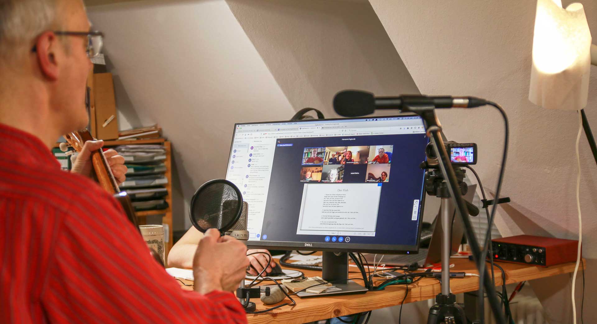 Franz Josef Schramm, Leiter der Beratungsstelle für Volksmusik in Franken (Eibelstadt), bringt Menschen bei seinen Online-Singstunden zusammen (Foto: Maximilian Schramm)