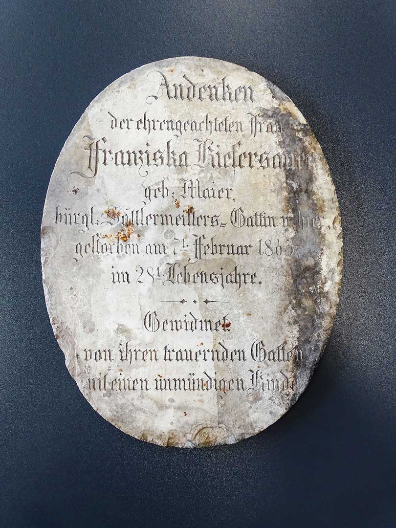 Die alte Gedenktafel aus Stein, welche bei Umbauarbeiten gefunden wurde (Foto: Wahode)