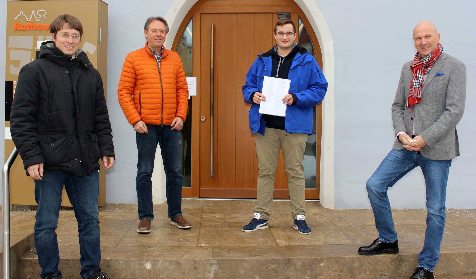 v.l.: Dr. Rainer Reschmeier, Hans Schmid, Korbinian Auhuber und Bürgermeister Dr. Uwe Brandl. (Foto: Ingo Knott/Stadt Abensberg)