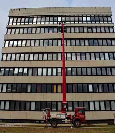 Mithilfe eines Hubsteigers wurden die Nistkästen in etwa 30 Metern Höhe an der Fassade des Sammelgebäudes befestigt. (Foto: © UR/Bastian Schmidt)