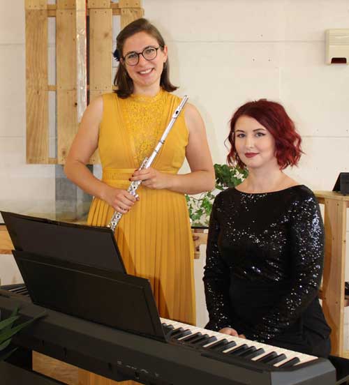 Katharina Schweigard (links) und Alina Pisleaga geben ein Konzert zu Gunsten der Ukraine-Hilfe (Foto: Georg Frankhauser)