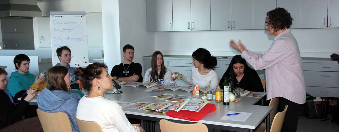 Rita Neumeyer informiert die Schülerinnen und Schüler über gesunde Ernährung (Foto: Elli Kreitmeier)