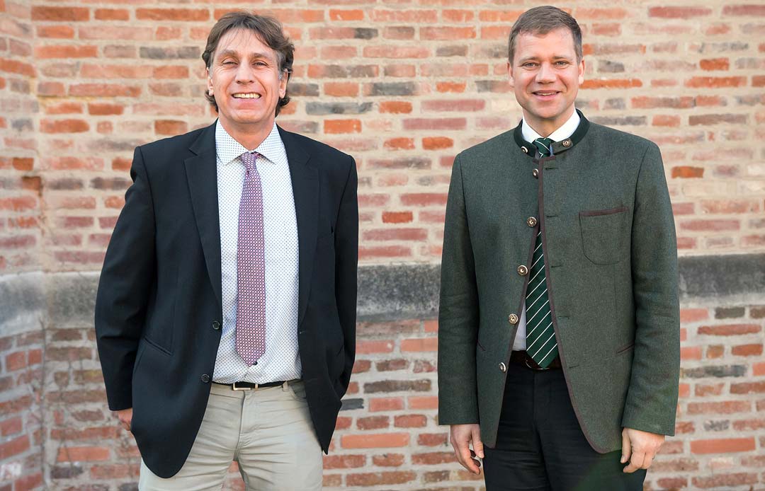 Michael Zehentbauer (links) und Bezirkstagspräsident Dr. Olaf Heinrich (rechts). (Foto: Sabine Bäter/Bezirk Niederbayern)