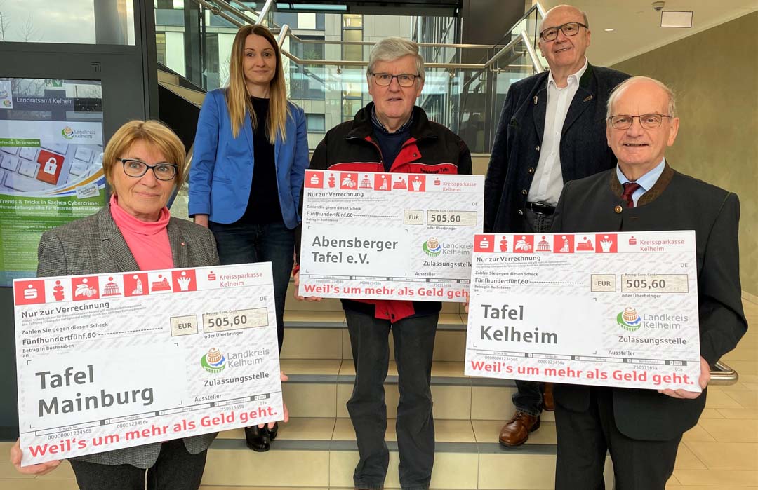 Insgesamt mehr als 1.500 Euro hat die Zulassungsstelle des Landratsamtes an die Tafeln Abensberg, Kelheim und Mainburg gespendet. (Foto: Lukas Sendtner/Landratsamt Kelheim)