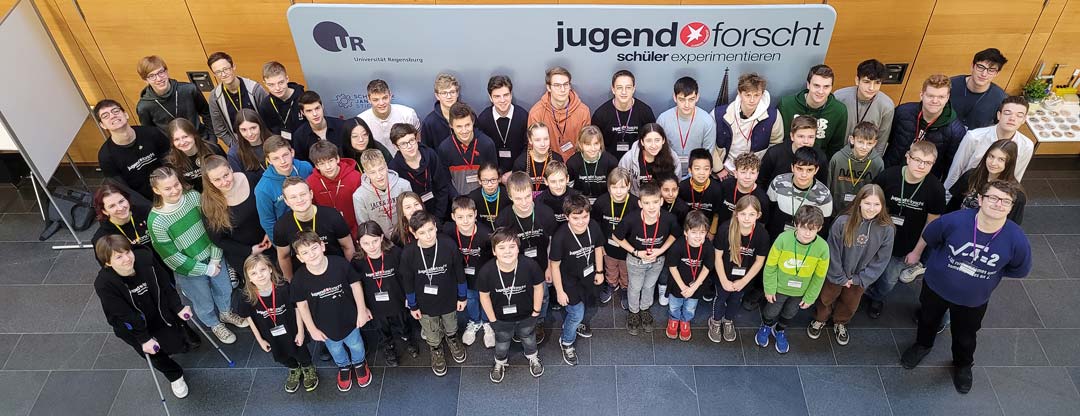 Die teilnehmenden Schülerinnen und Schüler der 58. Wettbewerbsrunde von Jugend forscht. (Foto: © Juliane Steidl / Universität Regensburg)