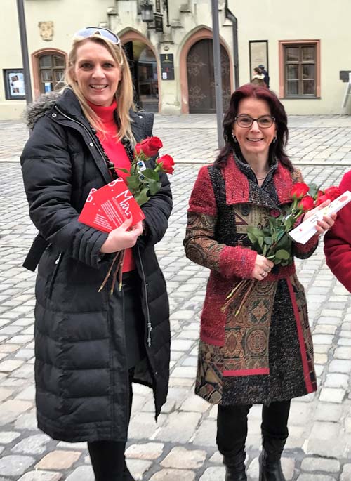 Am Internationalen Frauentag verteilen Patricia Steinberger und Anja König von der Landshuter SPD wieder rote Rosen (Foto: SPD-Landshut)
