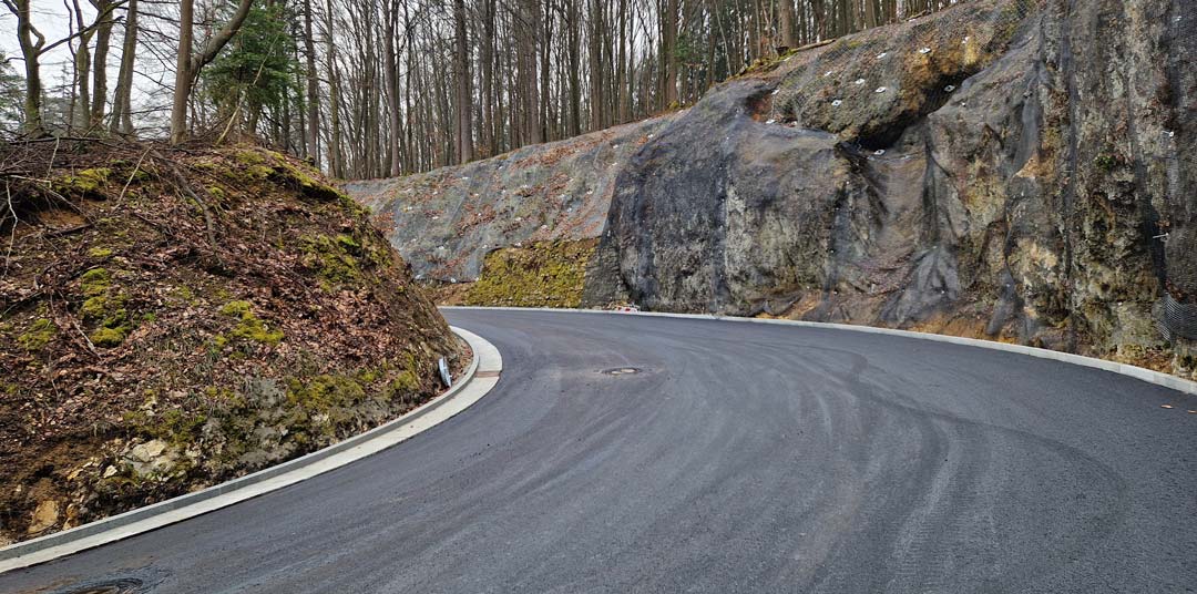 Sanierte Zufahrtsstraße zur Befreiungshalle Kelheim mit gesicherter Felswand (Foto: Staatliches Bauamt Landshut)