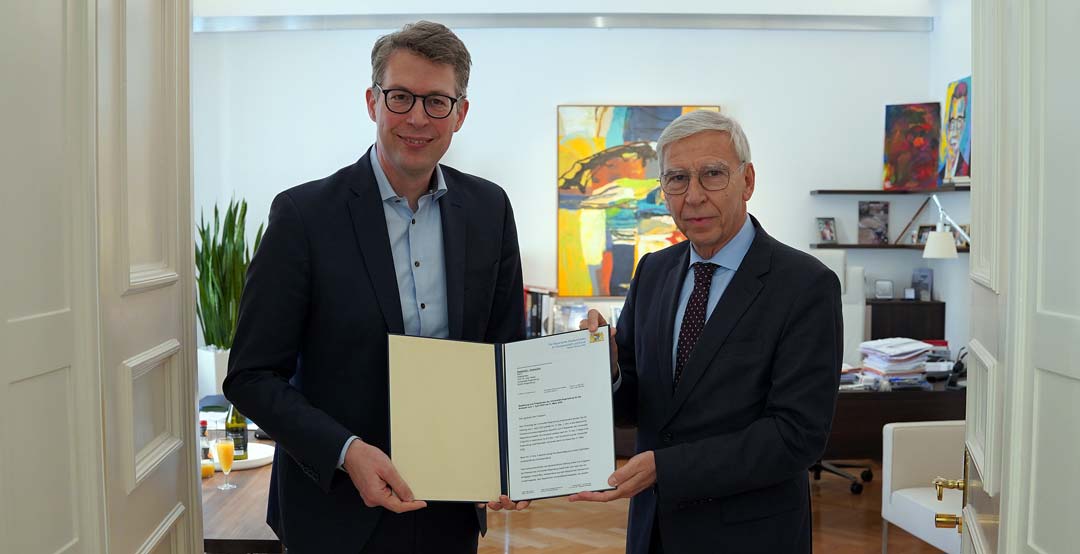 Prof. Dr. Udo Hebel (re.) erhält von Staatsminister Markus Blume seine Bestellungsurkunde. (Foto: © StMWK)