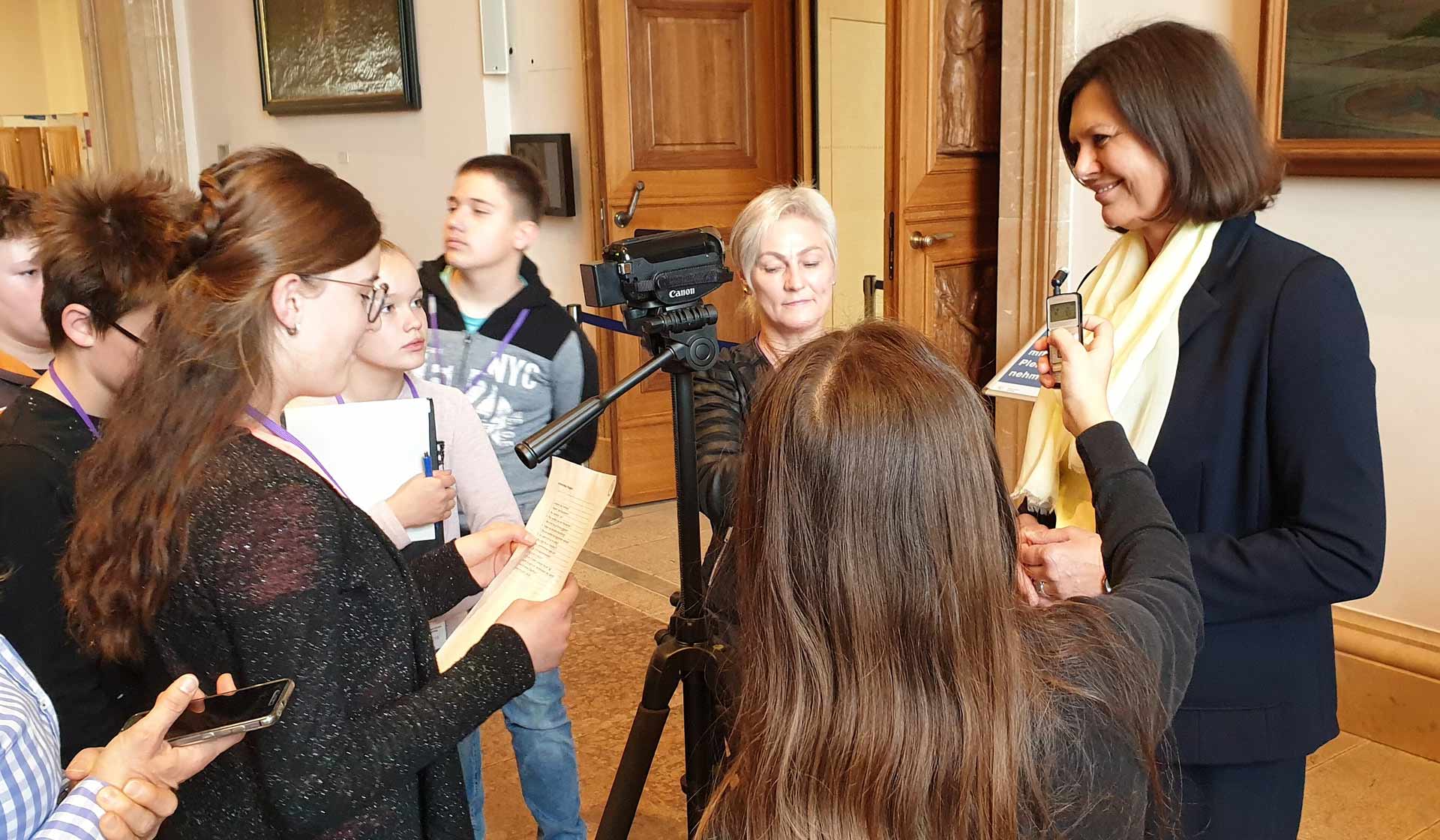 Viel Zeit nahm sich Landtagspräsidentin Ilse Aigner um auf die Fragen der Schüler einzugehen (Foto: Stefan Scheuerer)