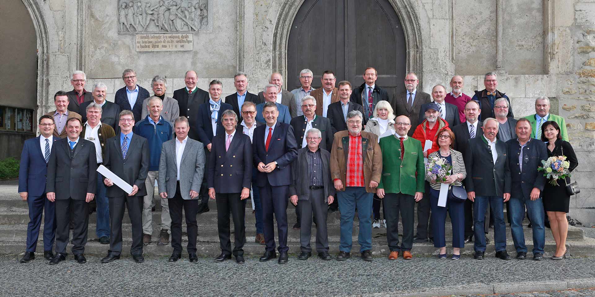 In Regensburg ehrte die Handwerkskammer ihre „Goldenen“ Handwerksmeister. Es gratulierten HWK-Präsident Dr. Georg Haber (1. Reihe 6. v. li.), Regierungspräsident Axel Bartelt (1. Reihe 5. v. li.) und Geschäftsführer Alexander Stahl (1. Reihe 1. v. li.).  (Foto: Foto Graggo)