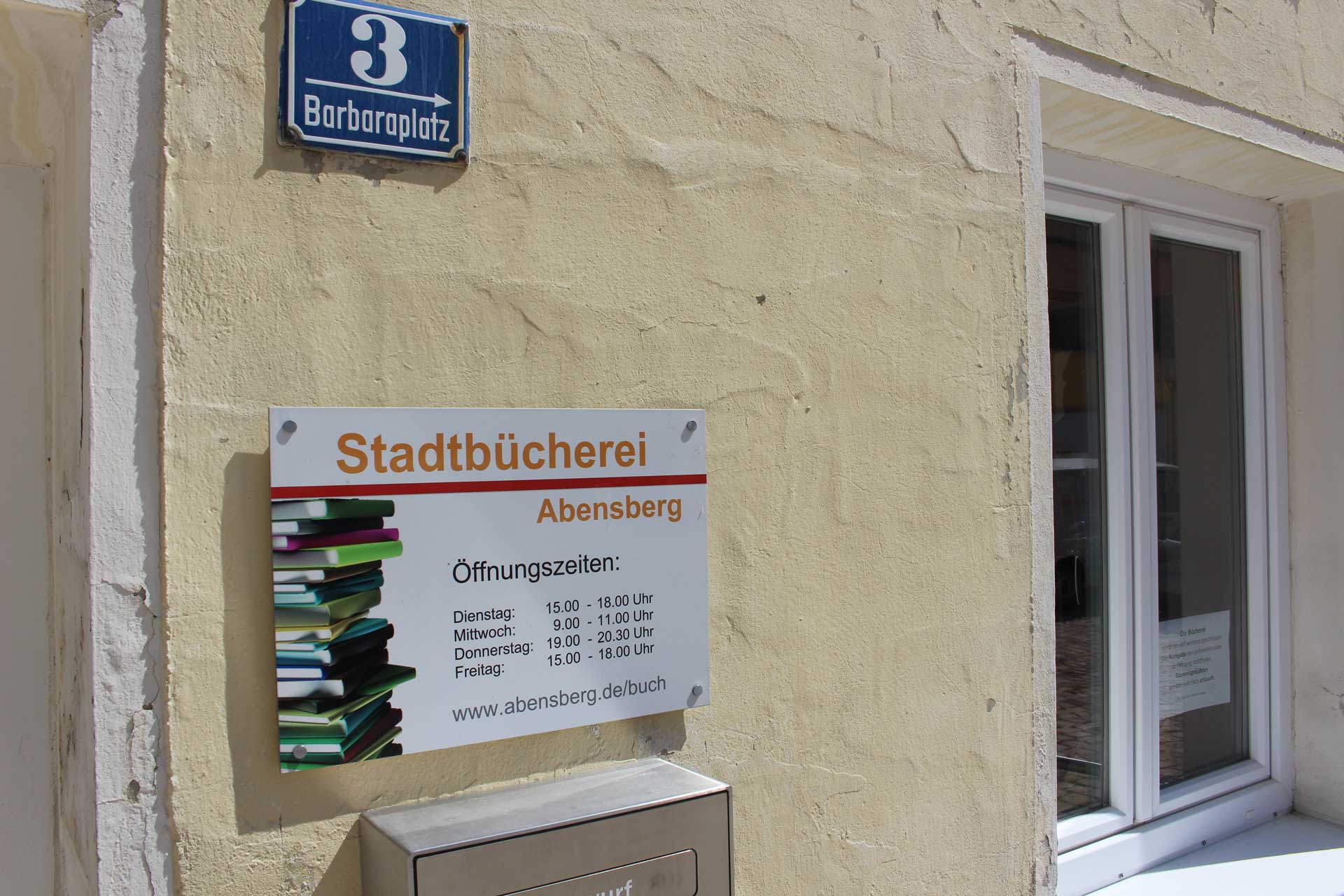 Die Stadtbücherei der Stadt Abensberg  residiert am Barbaraplatz (Foto: Ingo Knott/Stadt Abensberg)