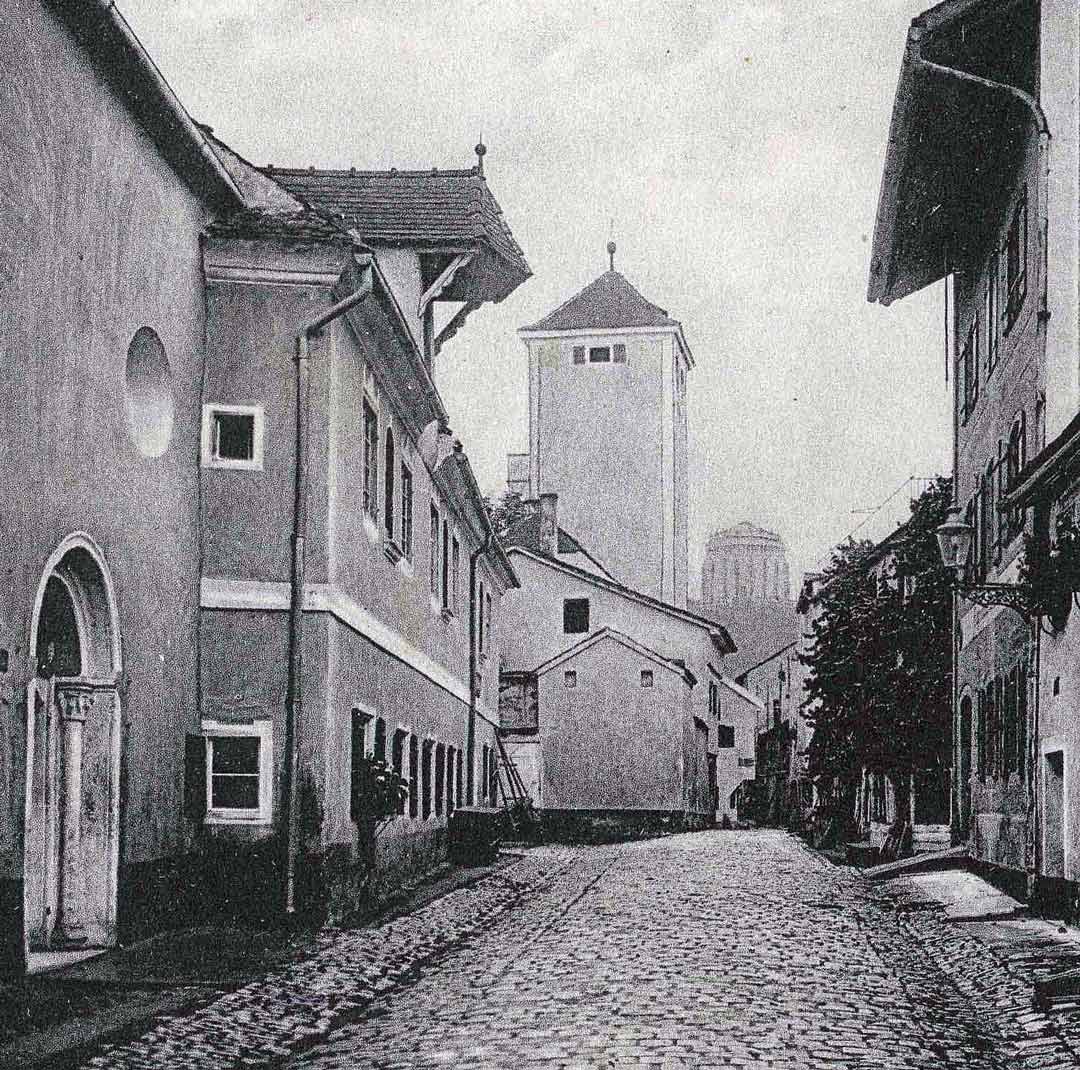 Diese Aufnahme der Wittelsbachergasse mit Blick auf das Johannisspital stammt circa aus dem Jahr 1905. (Foto: Stadtarchiv Kelheim)