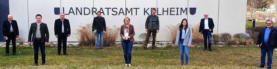 Die Teilnehmer des von MdL Petra Högl (Mitte) organisierten Fachgespräches vor dem Kelheimer Landratsamt (Foto: Stefan Scheuerer)