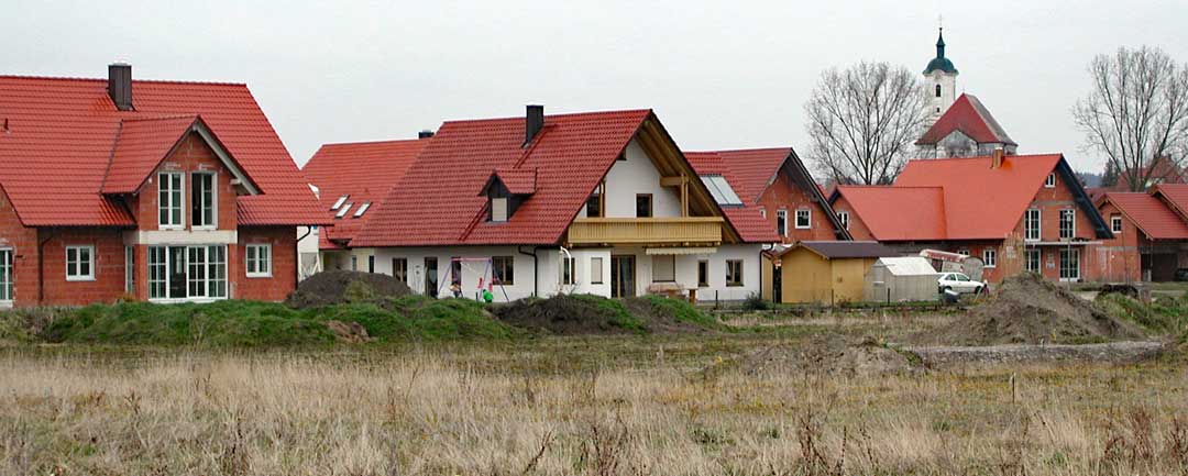 Neubaugebiet mit gleichförmigen Einfamilienhäusern am Ortsrand einer ländlichen Gemeinde in Oberbayern (Foto: Bayerischer Landesverein für Heimatpflege e.V.)