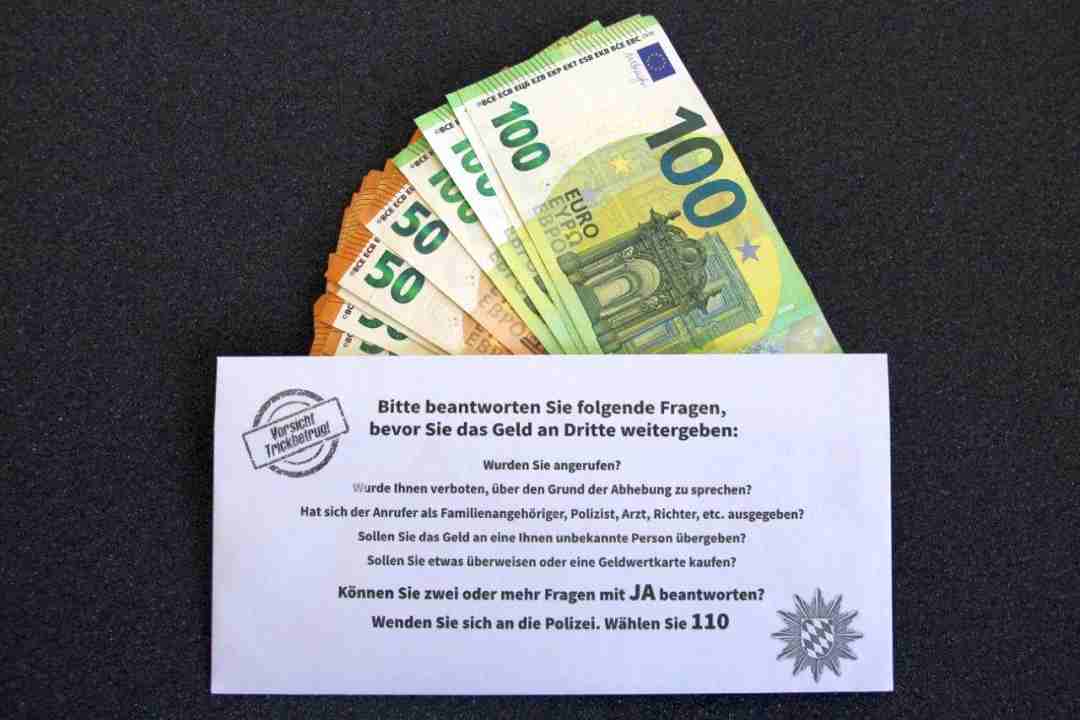 Muster Umschlag mit Banknoten (Foto: Polizeipräsidium Oberpfalz)