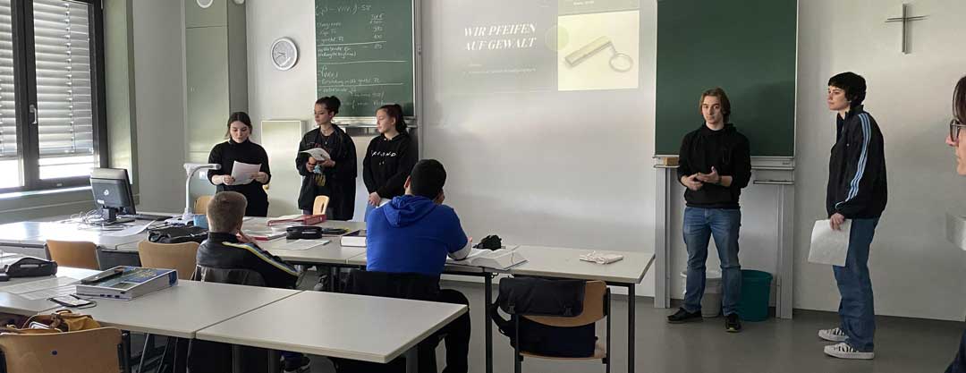 Die Schülerinnen und Schüler der Klassen FS12a und FS12b stellen ihre Projekte in den Klassen der Beruflichen Oberschule vor. (Foto: Daniel Holzwarth)
