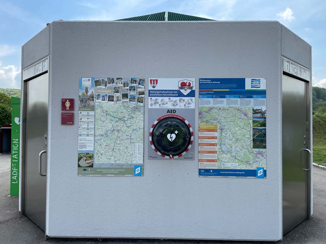 Ein neuer Defibrillator hängt ab sofort öffentlich zugänglich am Wöhrdplatz, Toilettenhäuschen.  (Foto: ©Stadt Kelheim)