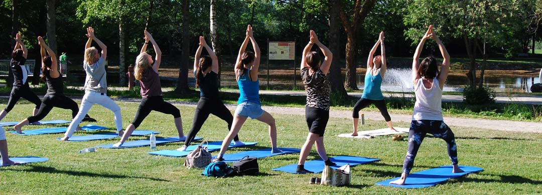 Im Ruhebereich können die Besucher der Aktionstage Gesundheit unterschiedliche  Yoga-Arten testen. (Foto: Tourist-Information Bad Gögging/Zitzelsberger)