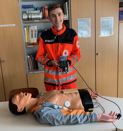 Bastian Auer (19) hat ein kostengünstiges EKG-Gerät entwickelt, das mithilfe künstlicher Intelligenz arbeitet. Dafür erhält er den CBM-Sonderpreises „Innovationen für Menschen mit Behinderungen". (Foto: © Miriam Huber)