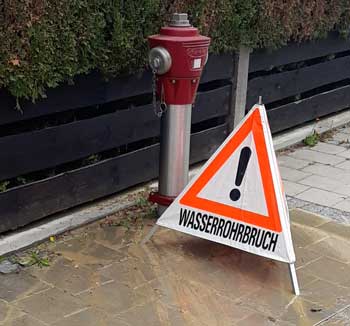 Der defekte Hydrant am Hebbergring in Bad Abbach (Foto: Andreas Schambeck)