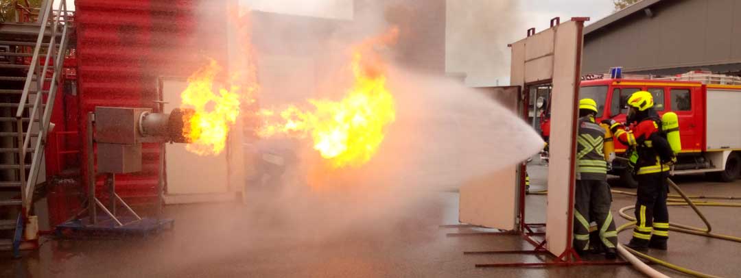 Flammenbekämpfung mit Wasser aus einem sogenannten "Hohlstrahlrohr) muss geübt sein (Foto: Kreisbrandmeister Andreas Groß)