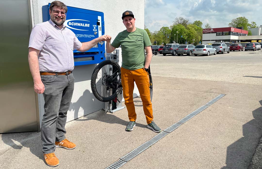 Bürgermeister Christian Schweiger und Florian Weinzierl freuen sich über den Schlauchomat. (Foto: Lena Plapperer, Stadt Kelheim)