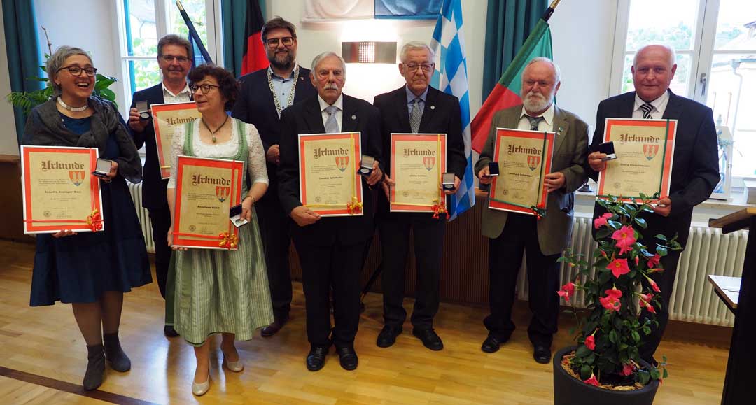Die für ihr ehrenamtliches Engagement geehrten Bürger von Kelheim mit Bürgermeister Christian Schweiger (3. v.l. hinten) (Foto: br-medienagentur)
