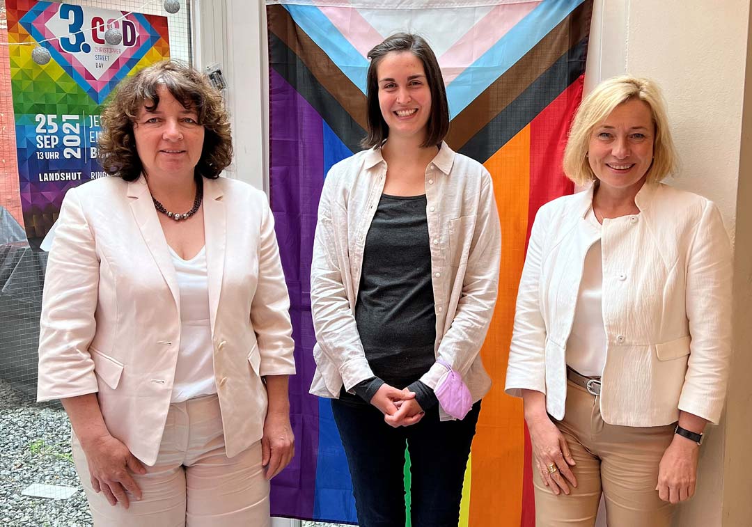 SPD-Landtagsabgeordnete Ruth Müller mit MdL Doris Rauscher und Jasmin Faulstich von "Queer" (Foto: SPD-Niederbayern)