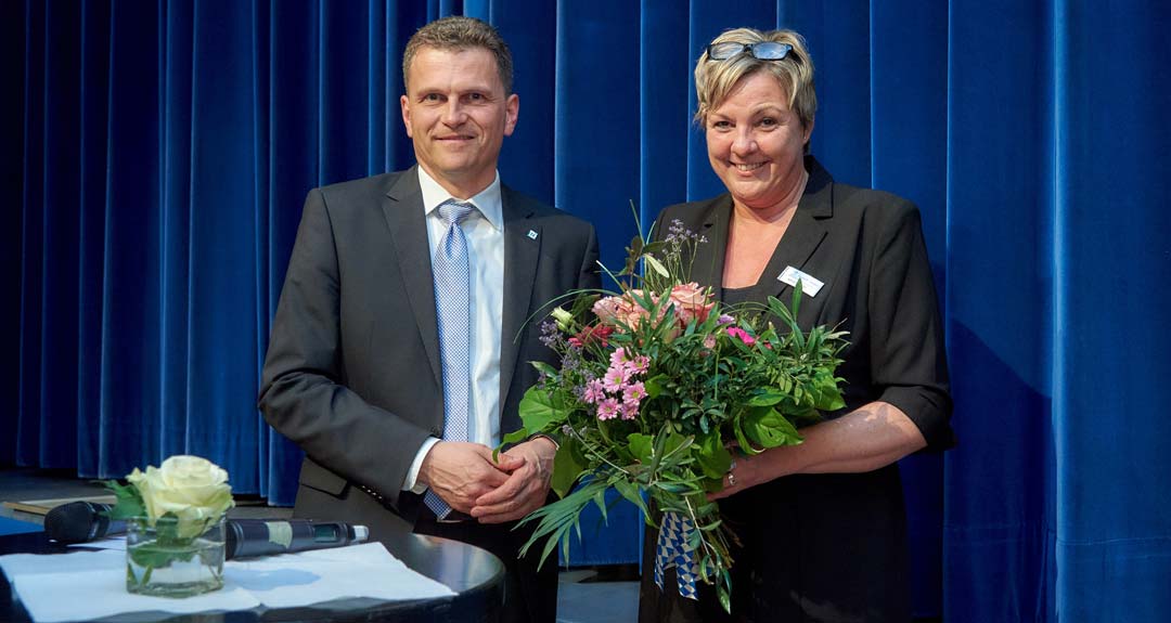 Neustadts Erster Bürgermeister Thomas Memmel (l.) nutzte die Gelegenheit, um Tourismus-Managerin Astrid Rundler (r.) zu verabschieden und ihr für 11 Jahre Arbeit in Bad Gögging zu danken. (Foto: © Foto Mayer)